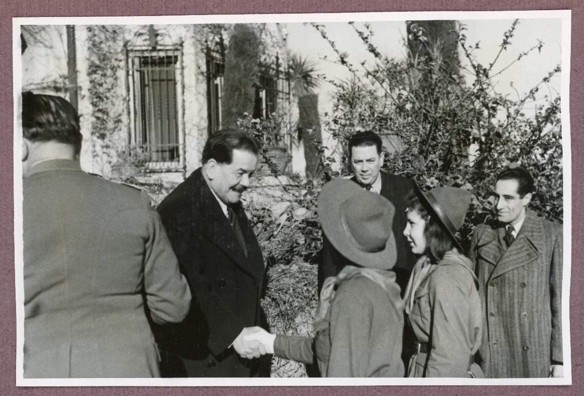 Pedro Aguirre Cerda saludando a delegación oficial en acto público — Viña del Mar — 1940 | Chile de Ayer