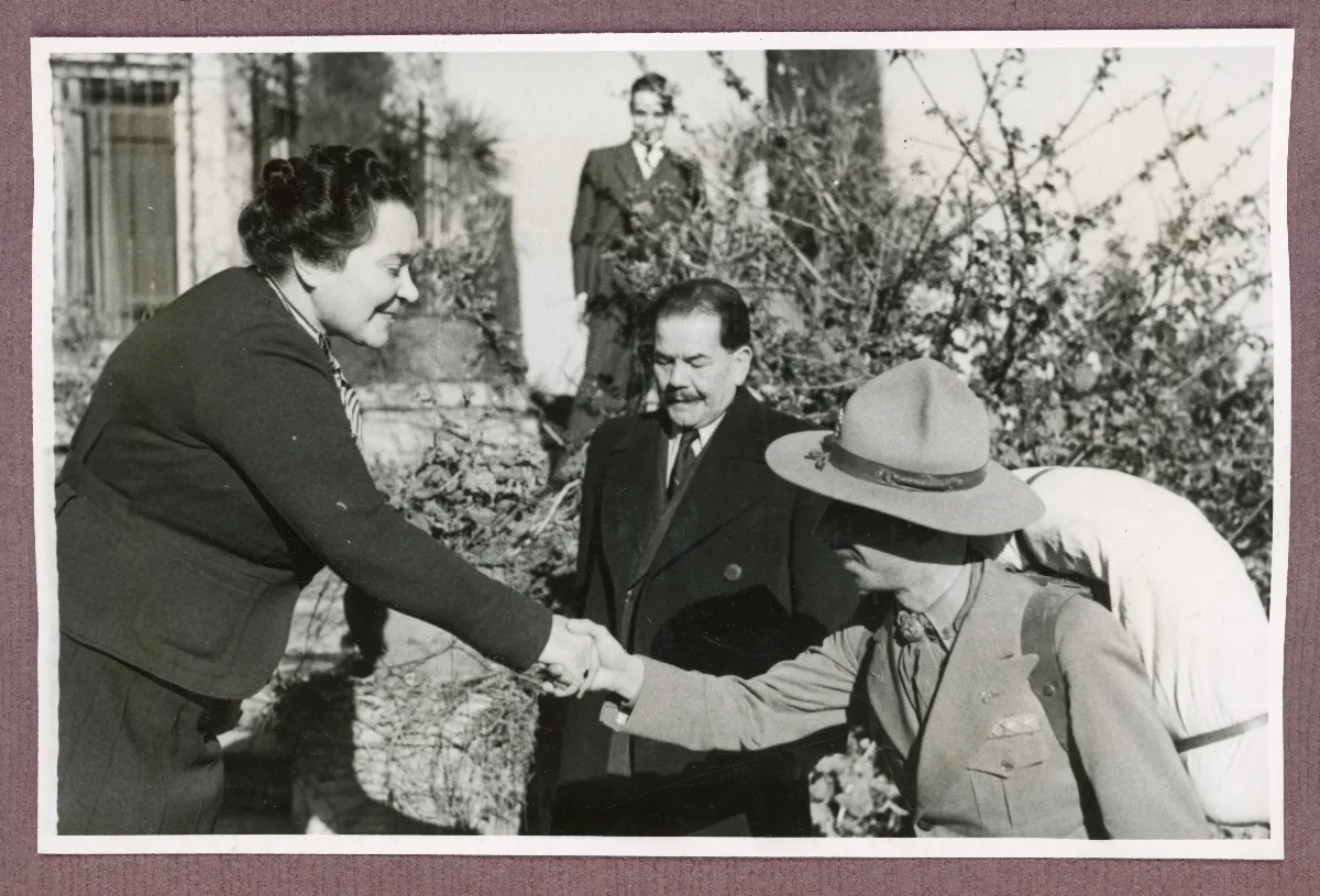 Presidente Pedro Aguirre Cerda saludando a delegación de scouts — Viña del Mar — 1940 | Chile de Ayer