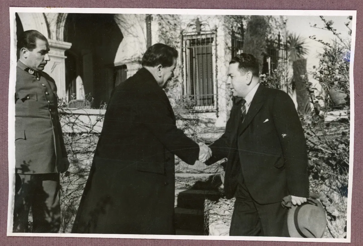Presidente Pedro Aguirre Cerda en acto protocolario con autoridades en Viña del Mar — Viña del Mar — 1940 | Chile de Ayer