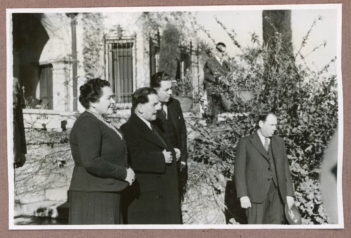 Visita oficial en el jardín residencial de Viña del Mar — Viña del Mar — 1940 | Chile de Ayer