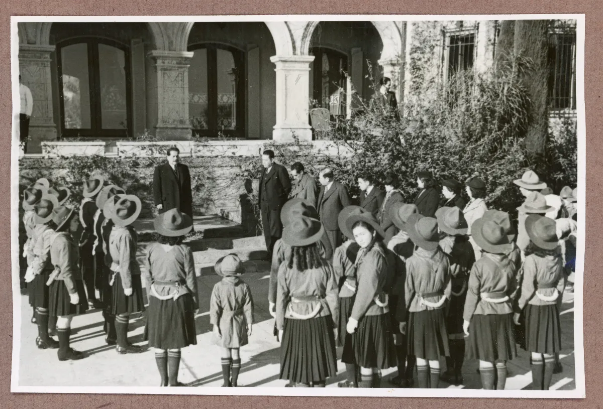 Acto cívico con estudiantes ante autoridades en patio de mansión neoclásica — Viña del Mar — 1940 | Chile de Ayer