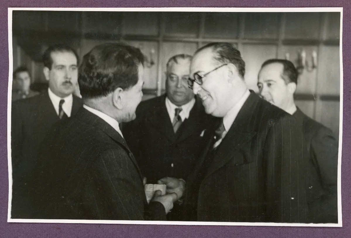 Presidente Aguirre Cerda en apretón de manos protocolar con autoridades — Viña del Mar — 1940 | Chile de Ayer