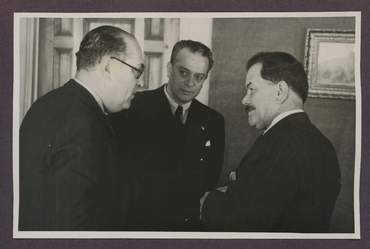 Reunión oficial de tres autoridades en despacho, 1940 — Viña del Mar — 1940 | Chile de Ayer