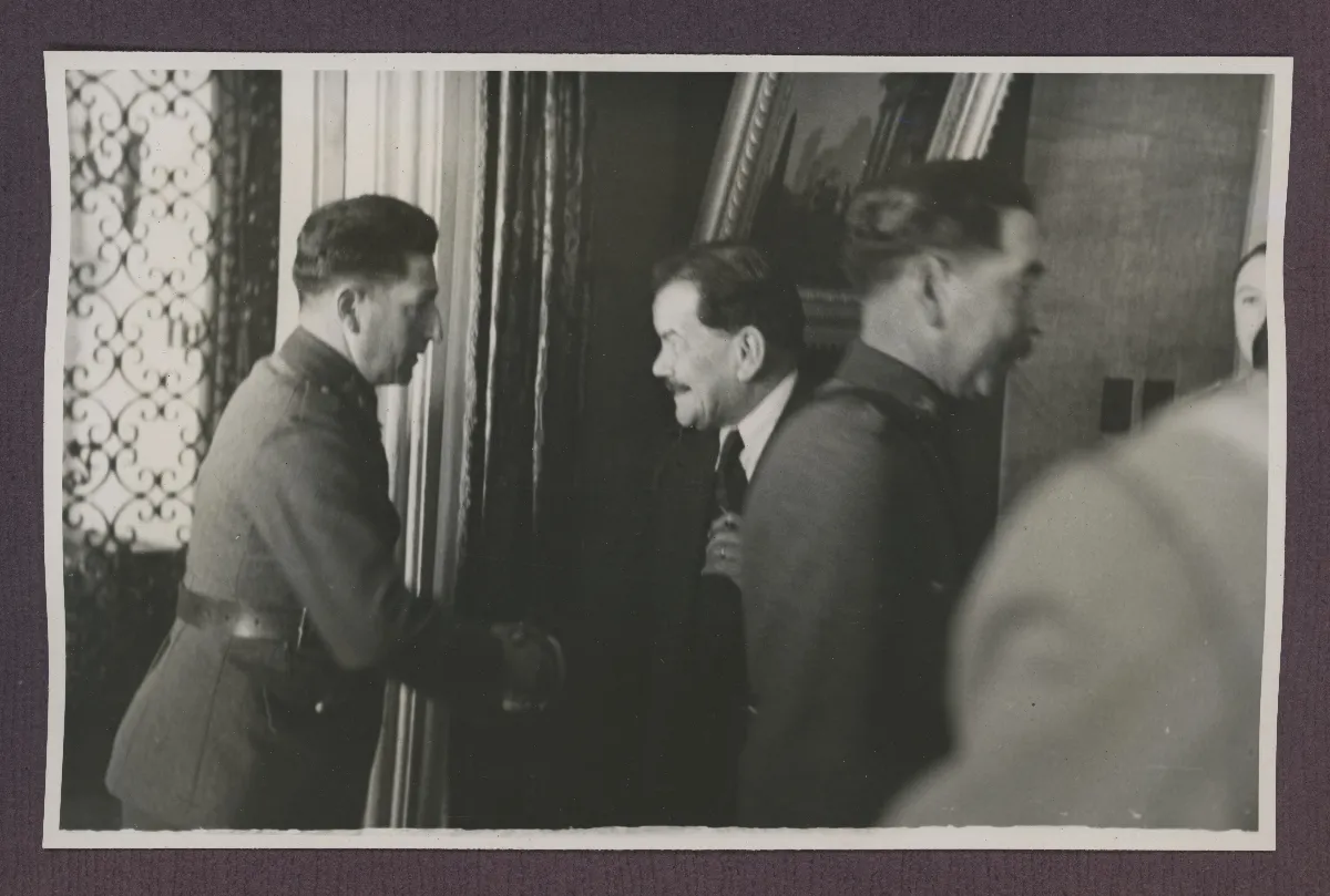 Presidente Aguirre Cerda en acto protocolar de saludos con autoridades — Viña del Mar — 1940 | Chile de Ayer