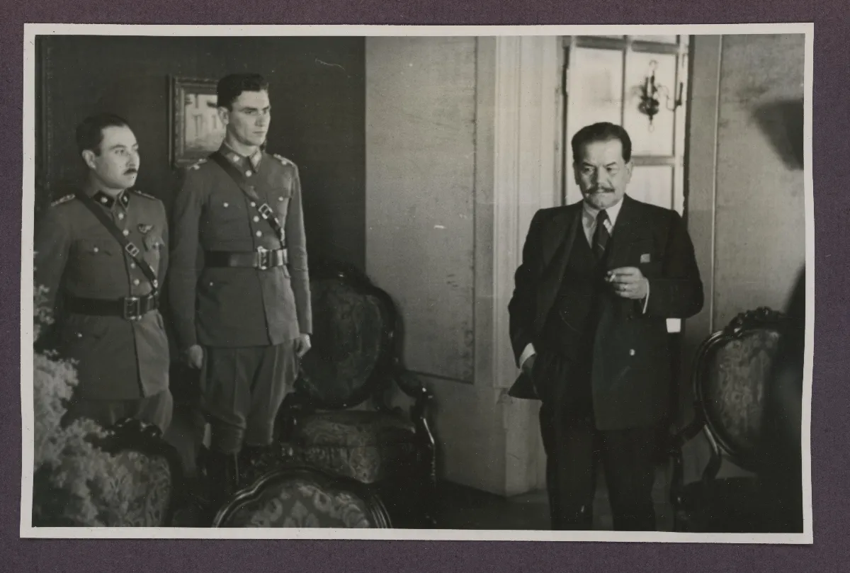 Presidente Pedro Aguirre Cerda en reunión oficial con autoridades militares — Viña del Mar — 1940 | Chile de Ayer
