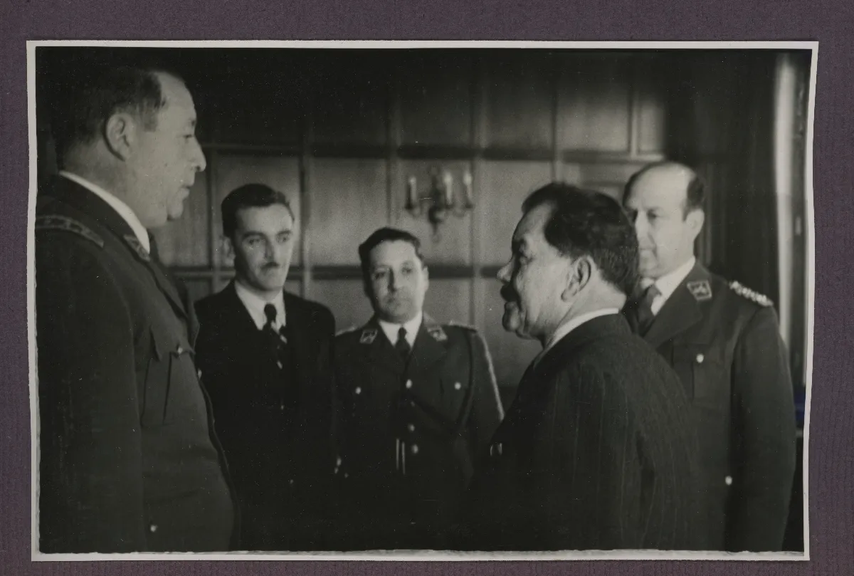 Presidente Aguirre Cerda en reunión oficial con autoridades militares — Viña del Mar — 1940 | Chile de Ayer