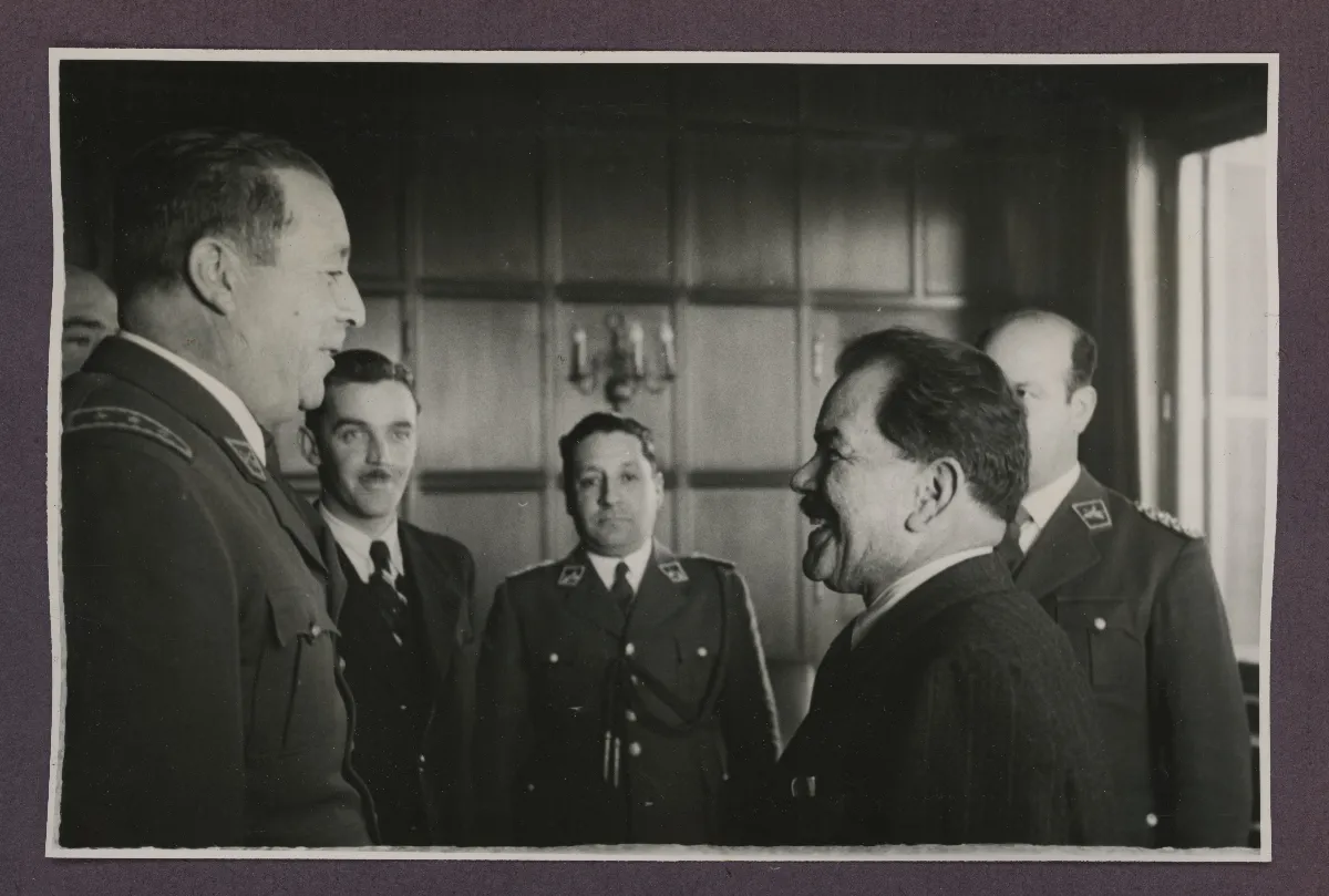 Presidente Aguirre Cerda en reunión con autoridades militares — Viña del Mar — 1940 | Chile de Ayer