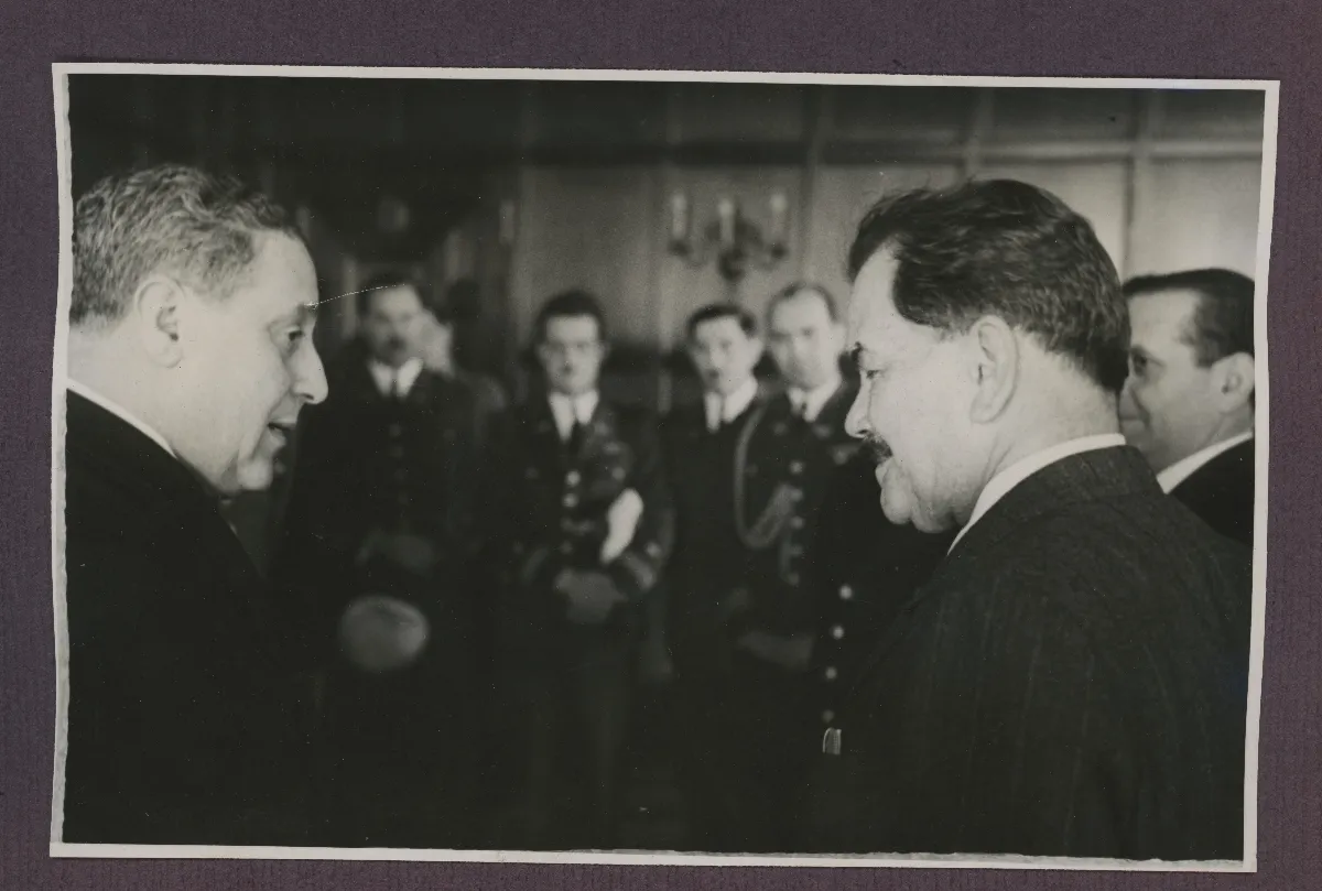 Pedro Aguirre Cerda en reunión protocolaria con autoridades en Viña del Mar — Viña del Mar — 1940 | Chile de Ayer