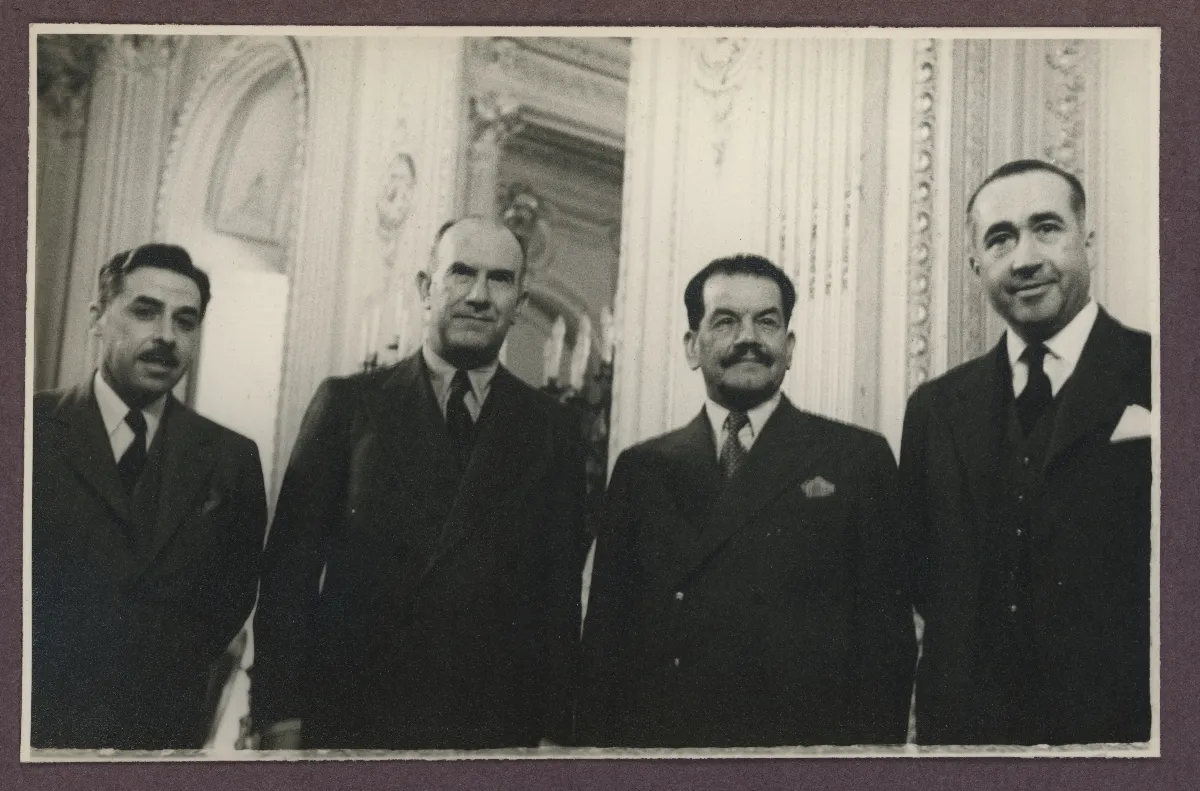 Acto oficial con autoridades en salón presidencial, 1940 — Viña del Mar — 1940 | Chile de Ayer