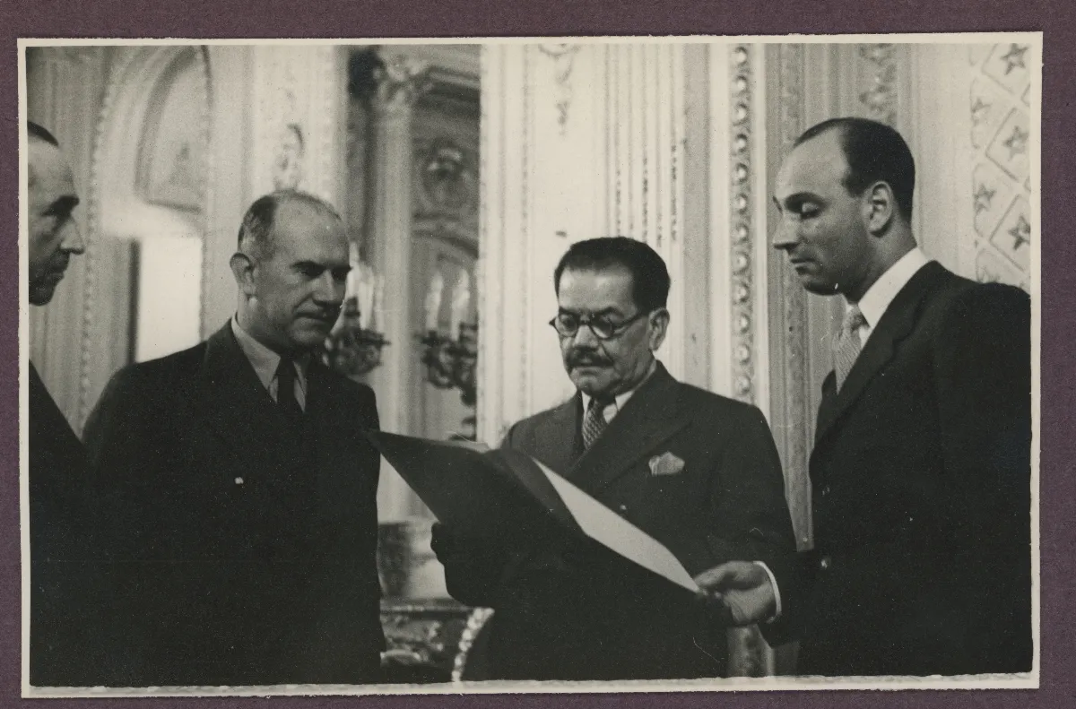 Encuentro protocolar con autoridades en salón presidencial — Viña del Mar — 1940 | Chile de Ayer
