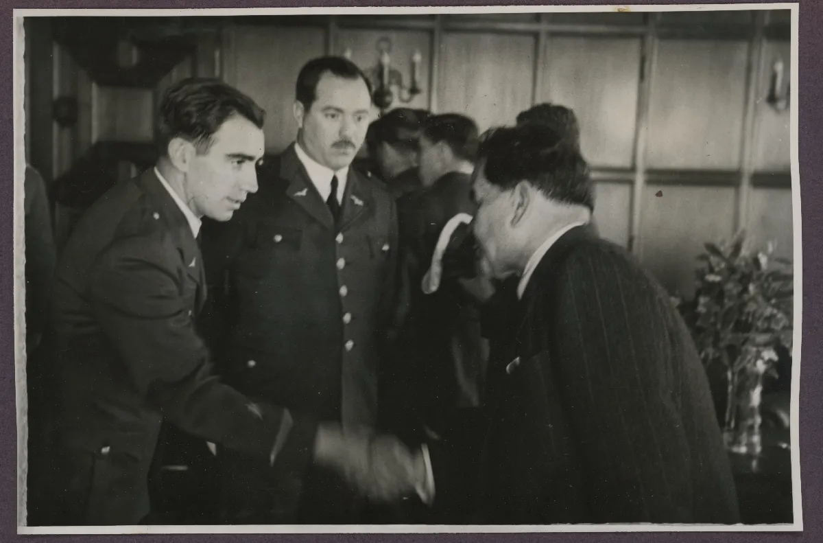 Presidente Aguirre Cerda en acto oficial con delegación militar — Viña del Mar — 1940 | Chile de Ayer