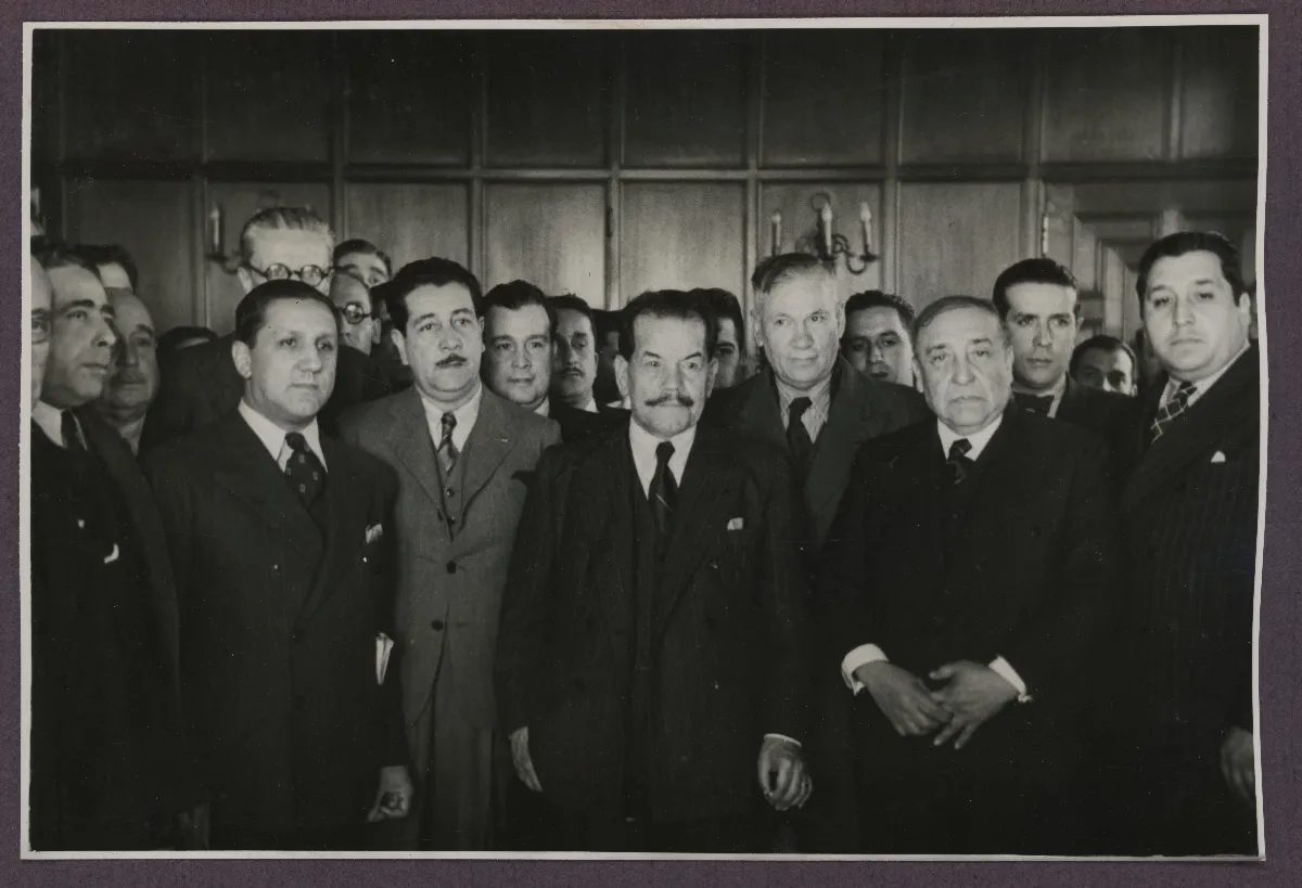 Delegación de autoridades civiles en acto oficial con el presidente — Viña del Mar — 1940 | Chile de Ayer