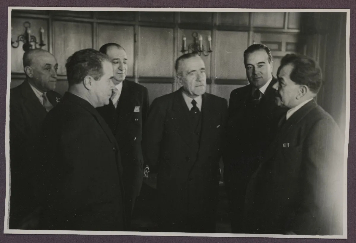 Presidente Pedro Aguirre Cerda en reunión oficial con delegación diplomática — Viña del Mar — 1940 | Chile de Ayer