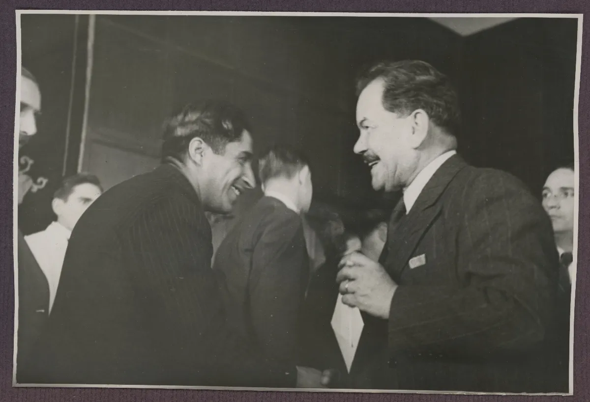Pedro Aguirre Cerda conversa con dignatario en acto oficial — Viña del Mar — 1940 | Chile de Ayer