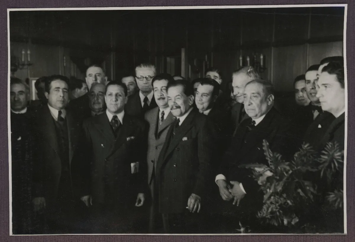 Presidente en acto oficial con delegación de autoridades — Viña del Mar — 1940 | Chile de Ayer