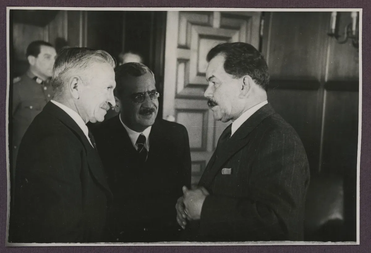 Presidente Pedro Aguirre Cerda en acto de protocolo con autoridades civiles, Viña del Mar 1940 — Viña del Mar — 1940 | Chile de Ayer