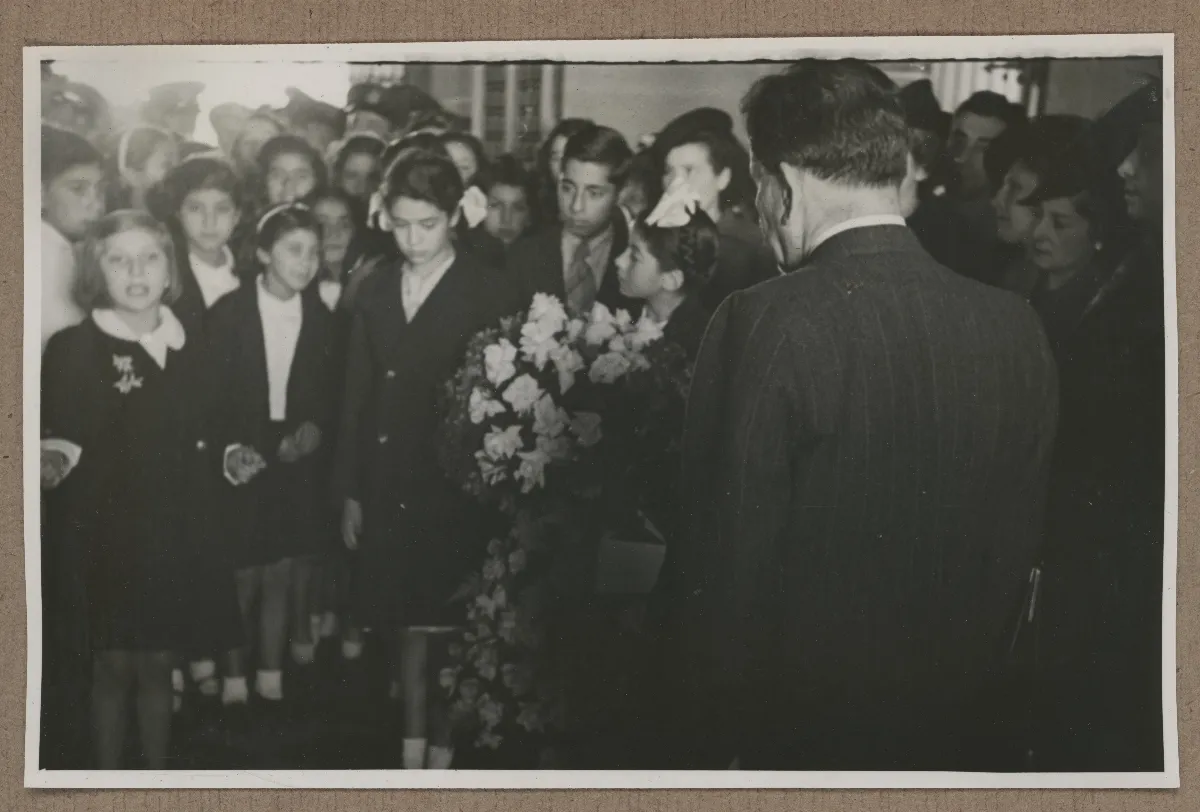 Acto oficial con delegación femenina y flores de ceremonia — Viña del Mar — 1940 | Chile de Ayer