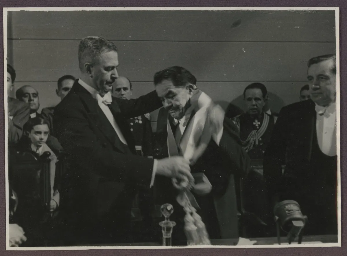 Imposición de banda presidencial al Ex Presidente Alesandri — Santiago — 1938 | Chile de Ayer