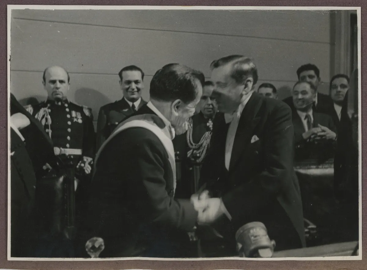 Saludo protocolar presidente entrante con presidente saliente — Santiago — 1938 | Chile de Ayer