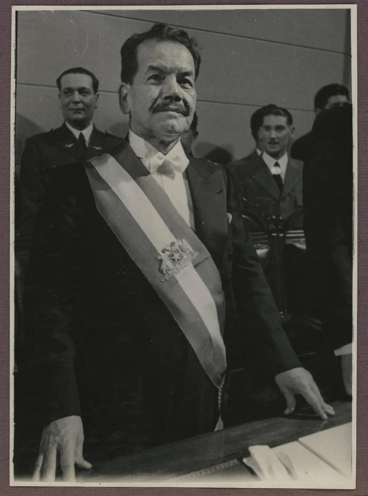 Pedro Aguirre Cerda con la banda presidencial durante la ceremonia de toma de mando, 1938 — original en blanco y negro
