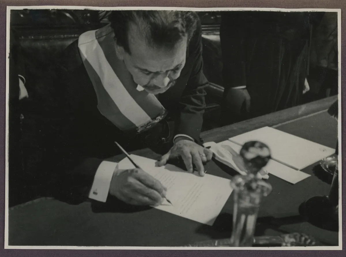 Pedro Aguirre Cerda firmando durante la ceremonia de toma de posesión — Santiago — 1938 | Chile de Ayer