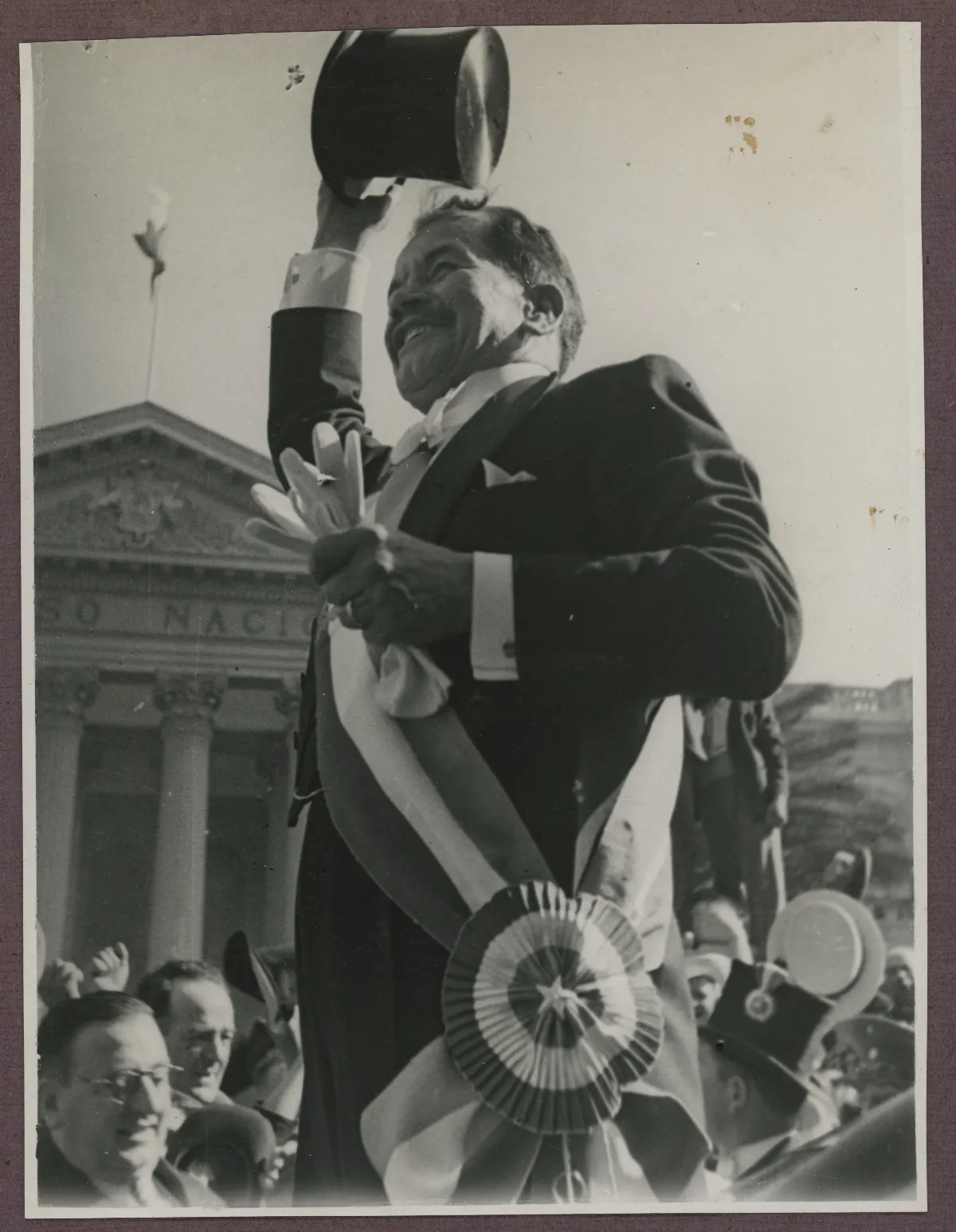 Presidente Pedro Aguirre Cerda saludando a los ciudadanos que vinieron a celebrar el cambio de mando — Santiago — 1938 | Chile de Ayer