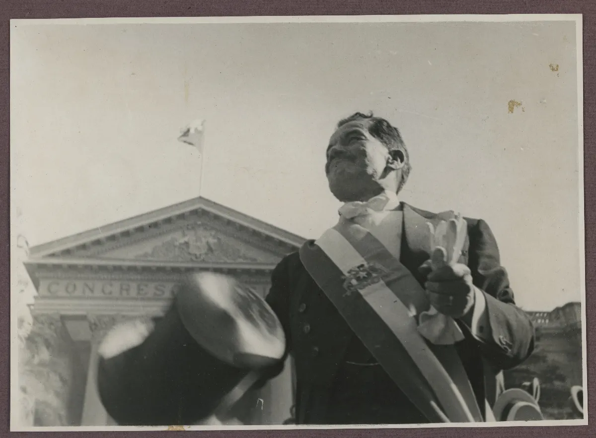 Presidente Pedro Aguirre Cerda saludando a los ciudadanos que vinieron a celebrar el cambio de mando — Santiago — 1938 | Chile de Ayer