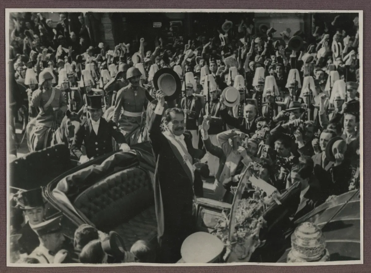 Presidente Pedro Aguirre Cerda saludando a los ciudadanos que vinieron a celebrar el cambio de mando — Santiago — 1938 | Chile de Ayer