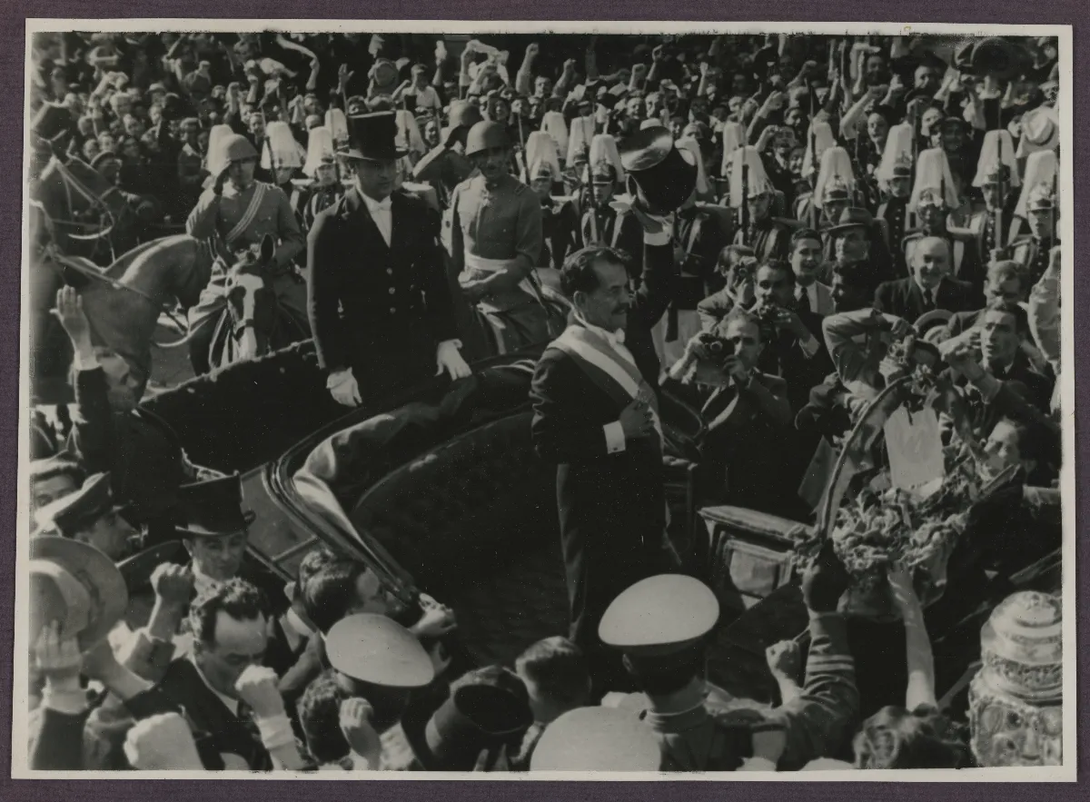 Presidente Pedro Aguirre Cerda saludando en acto oficial con banda marcial — Santiago — 1938 | Chile de Ayer