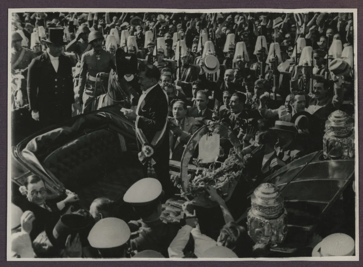 Presidente Pedro Aguirre Cerda saludando a los ciudadanos en celebración del cambio de mando — Santiago — 1938 | Chile de Ayer