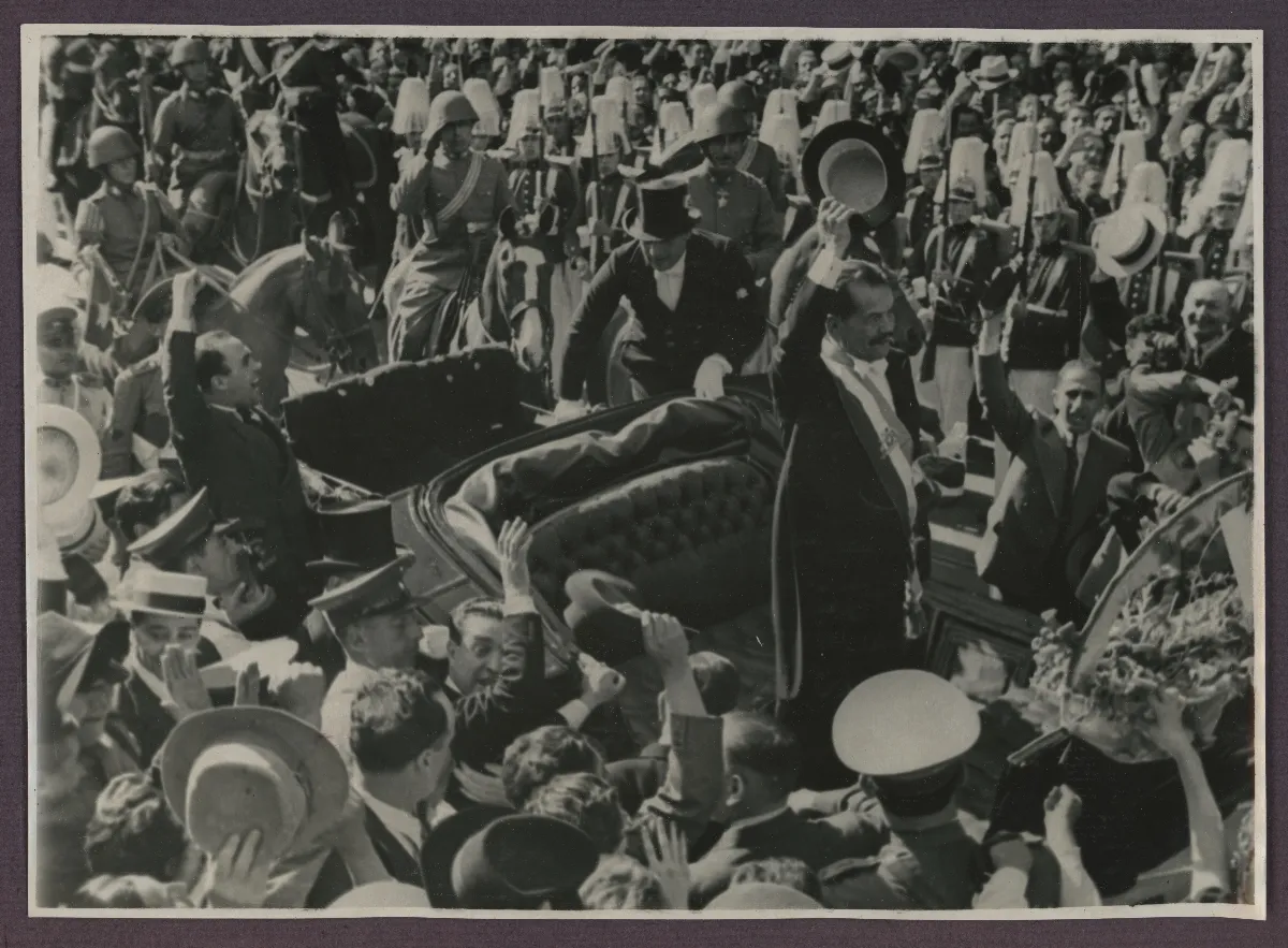 Presidente Pedro Aguirre Cerda saludando a los ciudadanos que vinieron a celebrar el cambio de mando — Santiago — 1938 | Chile de Ayer