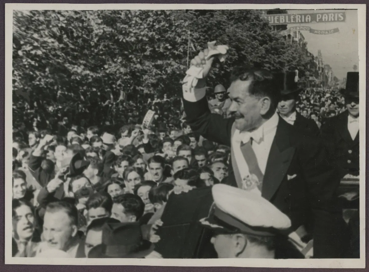 Presidente Pedro Aguirre Cerda saludando a los ciudadanos en acto de celebración del cambio de mando — Santiago — 1938 | Chile de Ayer