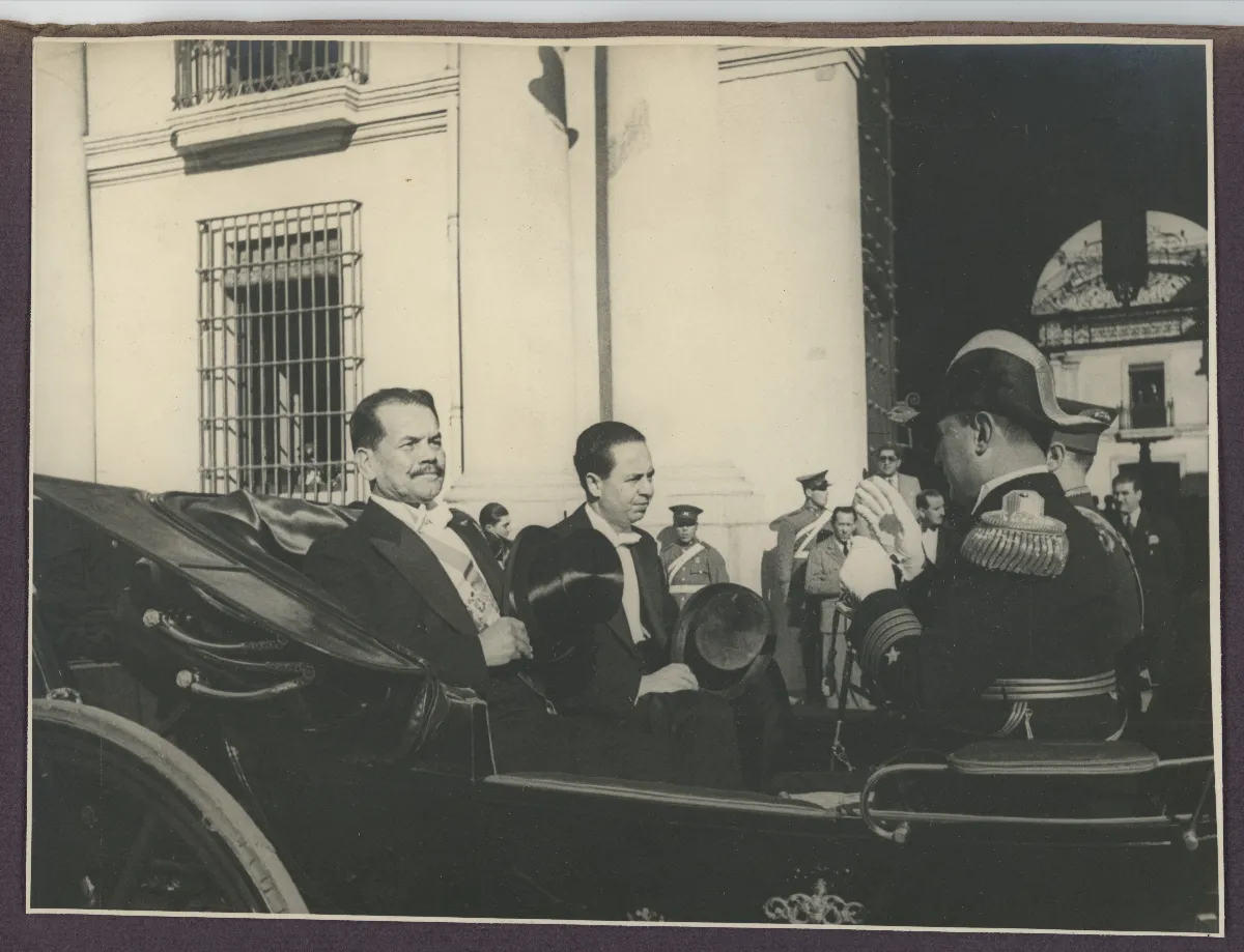 Presidente Pedro Aguirre Cerda en automóvil durante acto de cambio de mando — Santiago — 1938 | Chile de Ayer