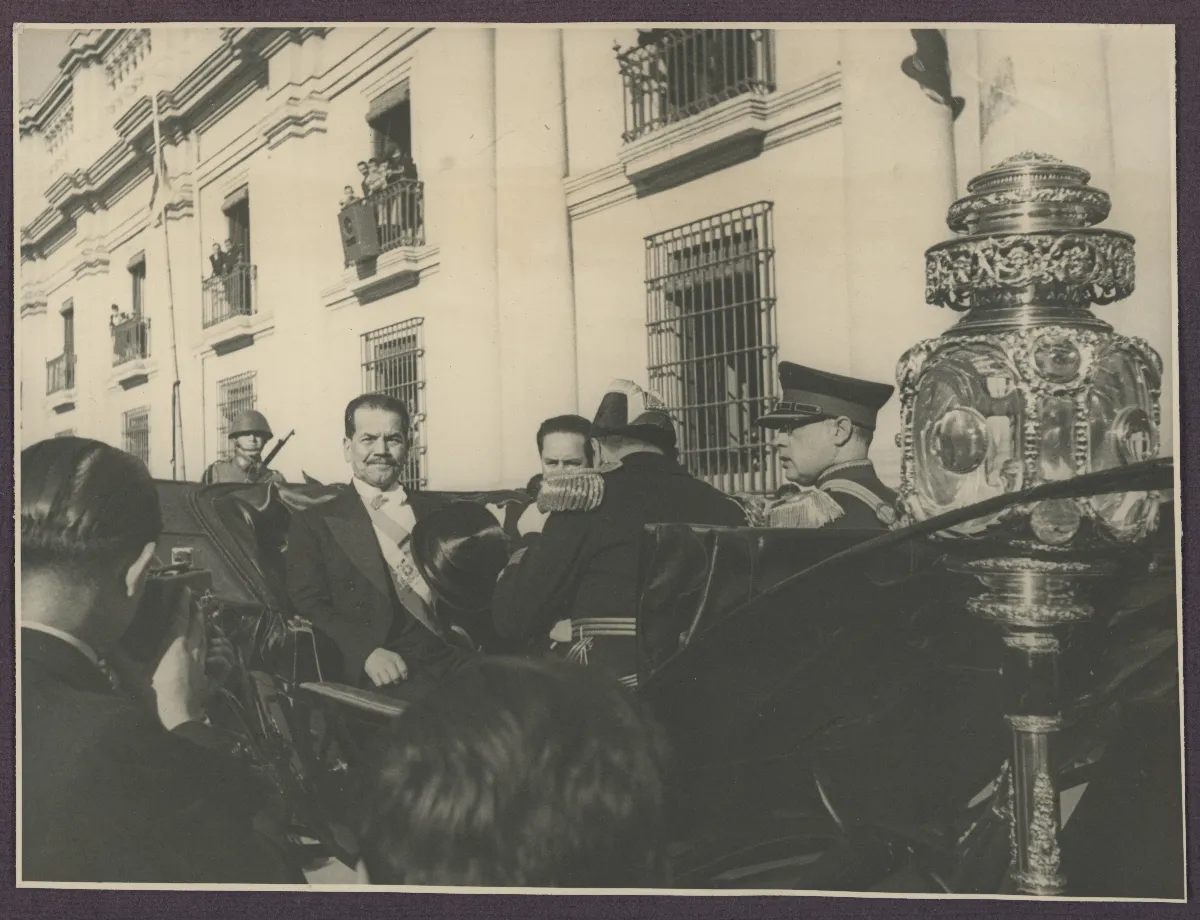 El presidente llegando a la casa de gobierno luego de su toma de mando — Santiago — 1938 | Chile de Ayer