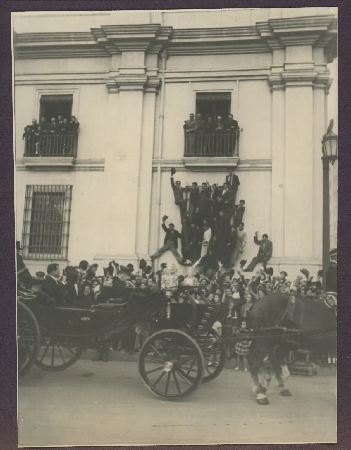 El pueblo de Chile celebrando la asunción del Presidente Pedro Aguirre Cerda — Santiago — 1938 | Chile de Ayer