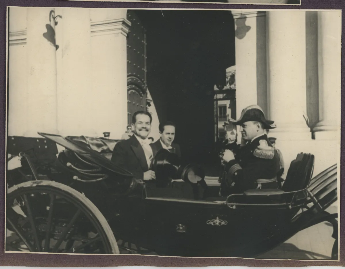 El presidente llegando a La Moneda luego de su toma de mando — Santiago — 1938 | Chile de Ayer