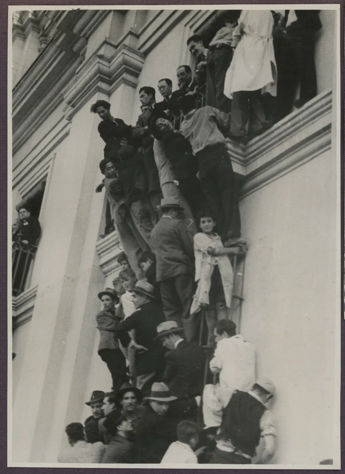 El pueblo de Chile celebrando la asunción al mando del presidente Pedro Aguirre Cerda — Santiago — 1938 | Chile de Ayer