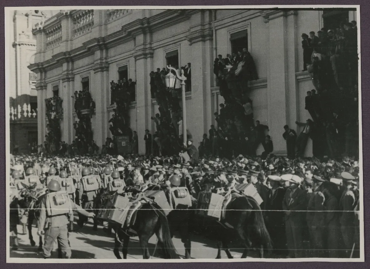 El pueblo de Chile celebrando la ascensión al mando del presidente Pedro Aguirre Cerda — Santiago — 1938 | Chile de Ayer