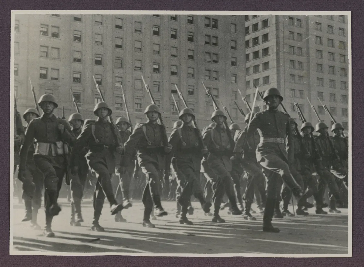 Desfile militar durante la asunción presidencial de Pedro Aguirre Cerda, 1938 — Santiago — 1938 | Chile de Ayer