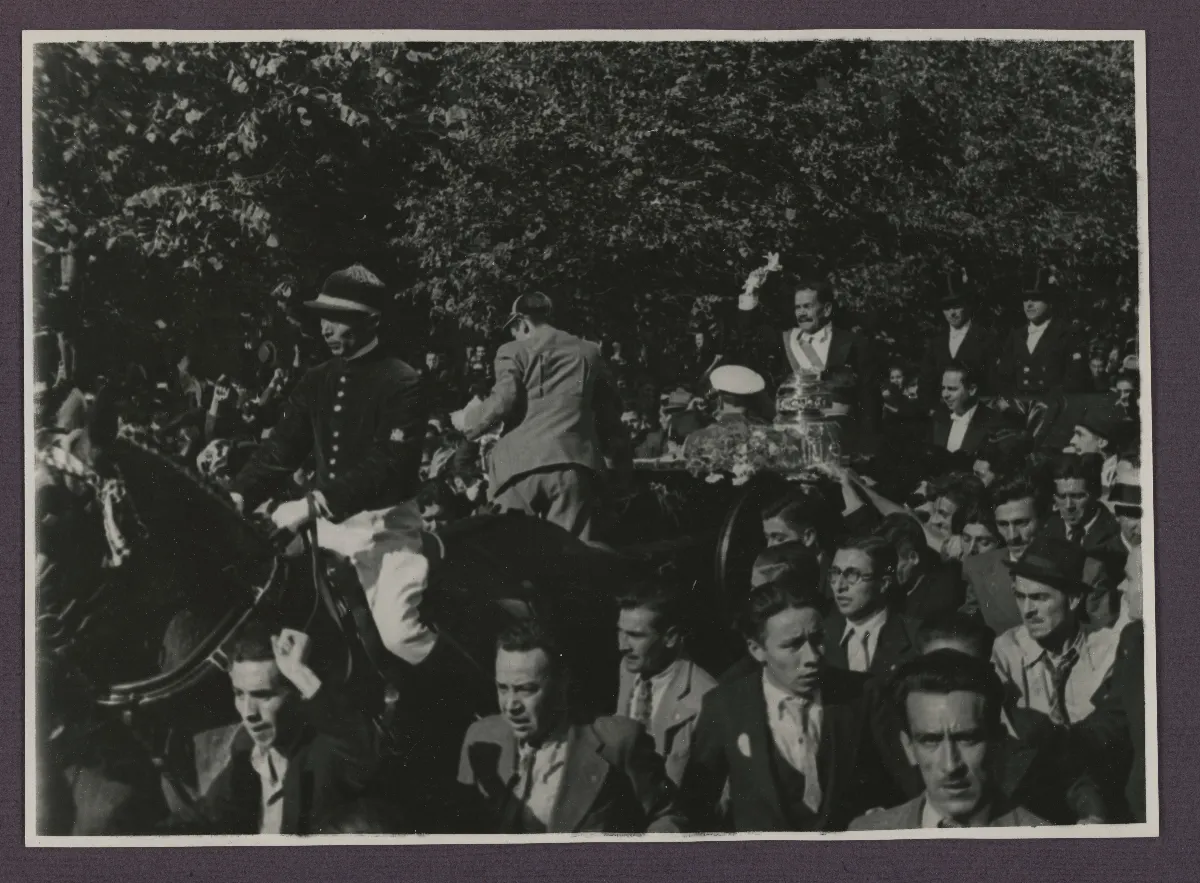 Pedro Aguirre Cerda saludando al pueblo el día que asumió la presidencia — Santiago — 1938 | Chile de Ayer