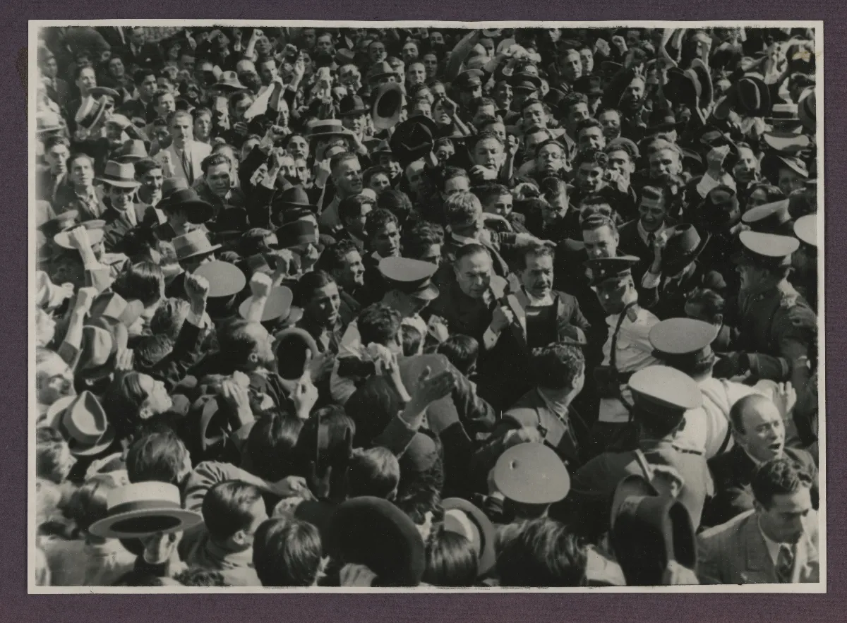 Pedro Aguirre Cerda saludando al pueblo el día que asumió la presidencia — Santiago — 1938 | Chile de Ayer