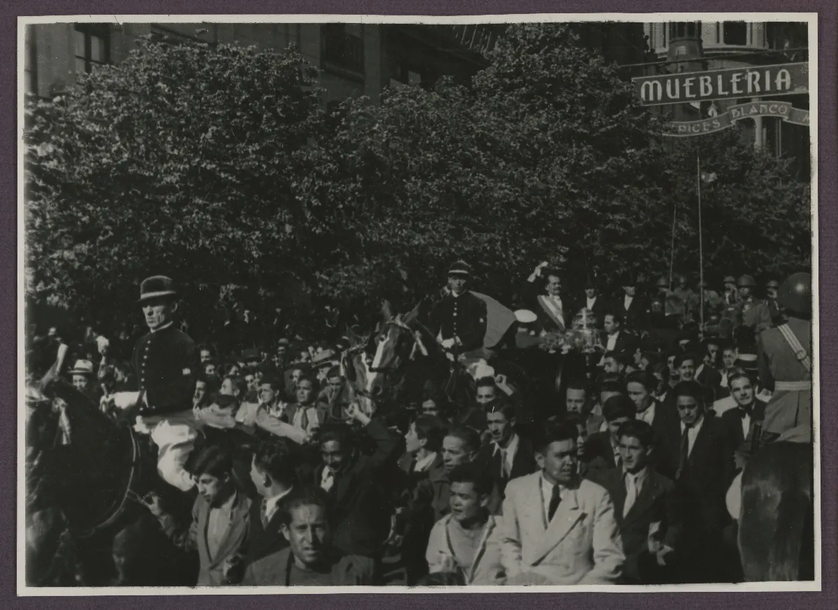Pedro Aguirre Cerda saludando al pueblo el día que asumió la presidencia — Santiago — 1938 | Chile de Ayer
