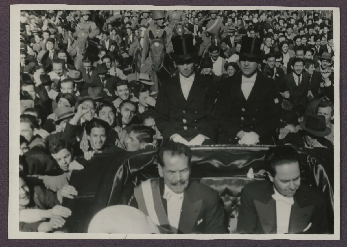Pedro Aguirre Cerda saludando al pueblo el día que asumió la presidencia — Santiago — 1938 | Chile de Ayer