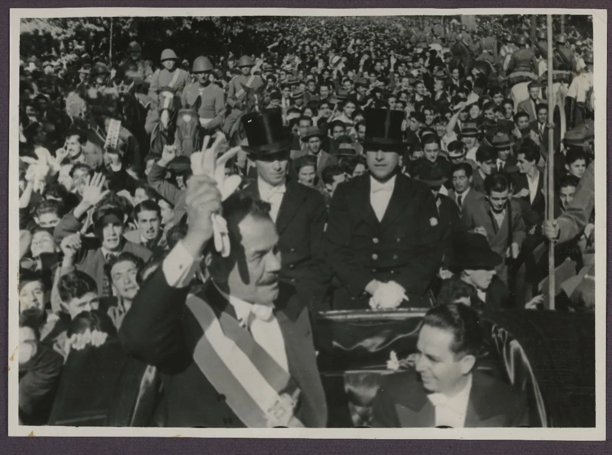Pedro Aguirre Cerda saludando al pueblo el día que asumió la presidencia — Santiago — 1938 | Chile de Ayer