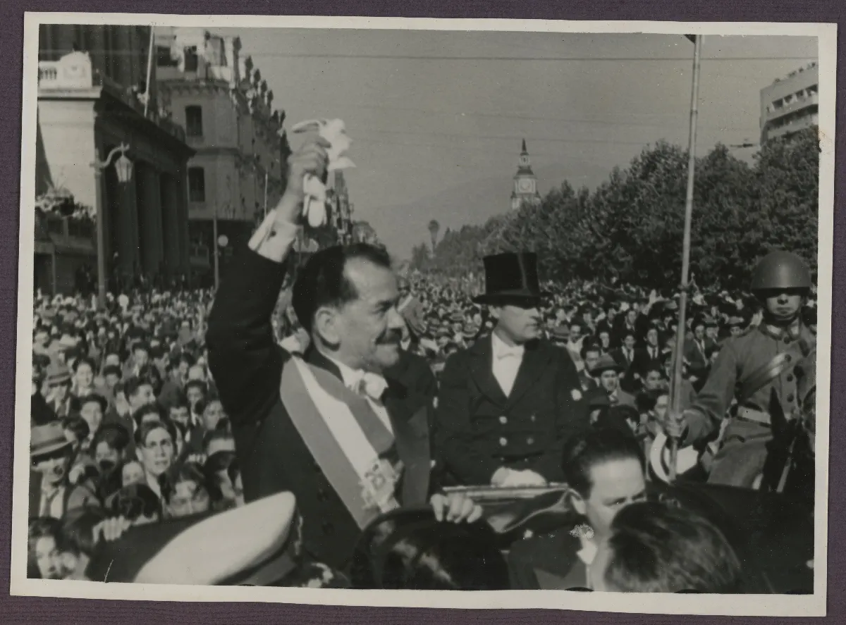 Pedro Aguirre Cerda saludando al pueblo el día que asumió la presidencia — Santiago — 1938 | Chile de Ayer