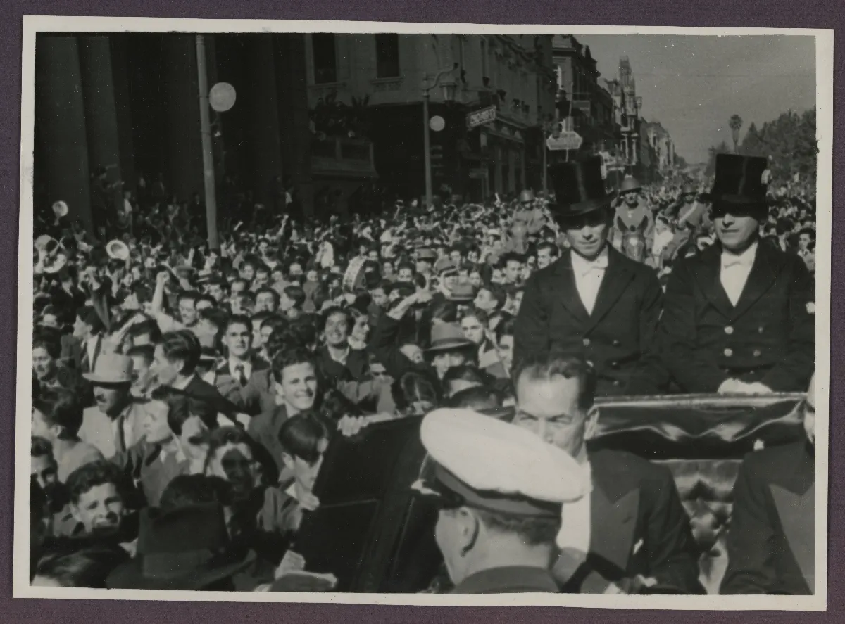 Pedro Aguirre Cerda saludando al pueblo el día que asumió la presidencia — Santiago — 1938 | Chile de Ayer