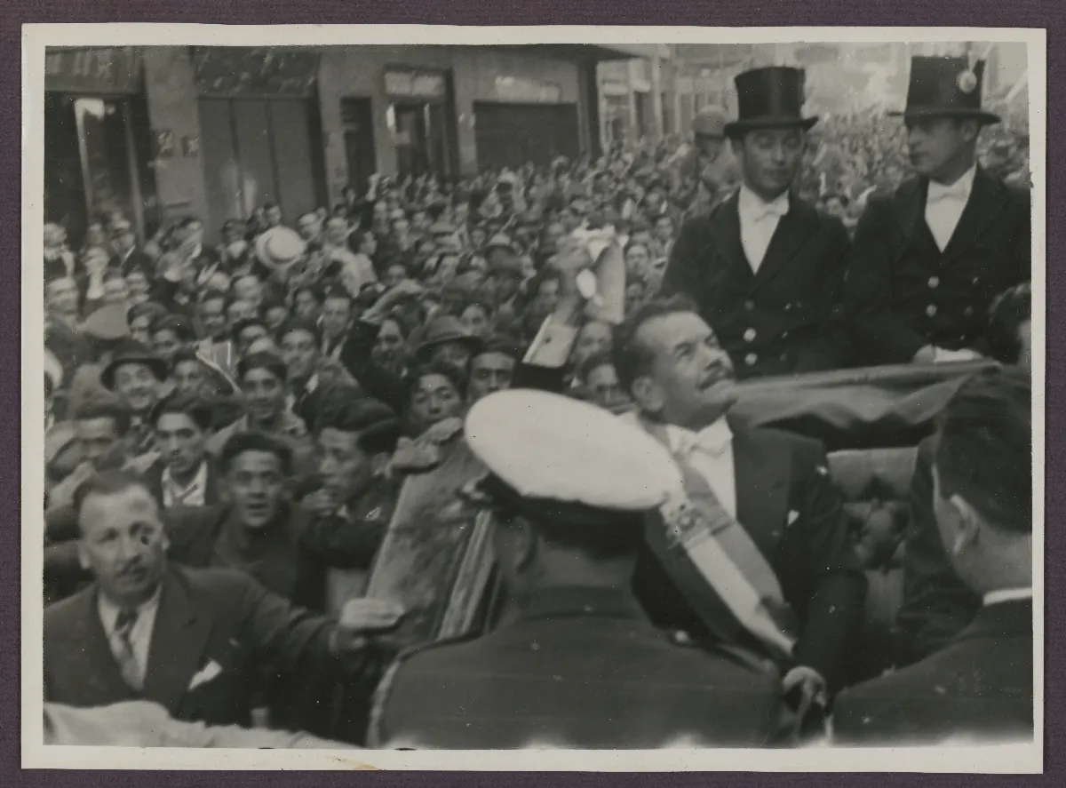 Pedro Aguirre Cerda saludando al pueblo el día que asumió la presidencia — Santiago — 1938 | Chile de Ayer