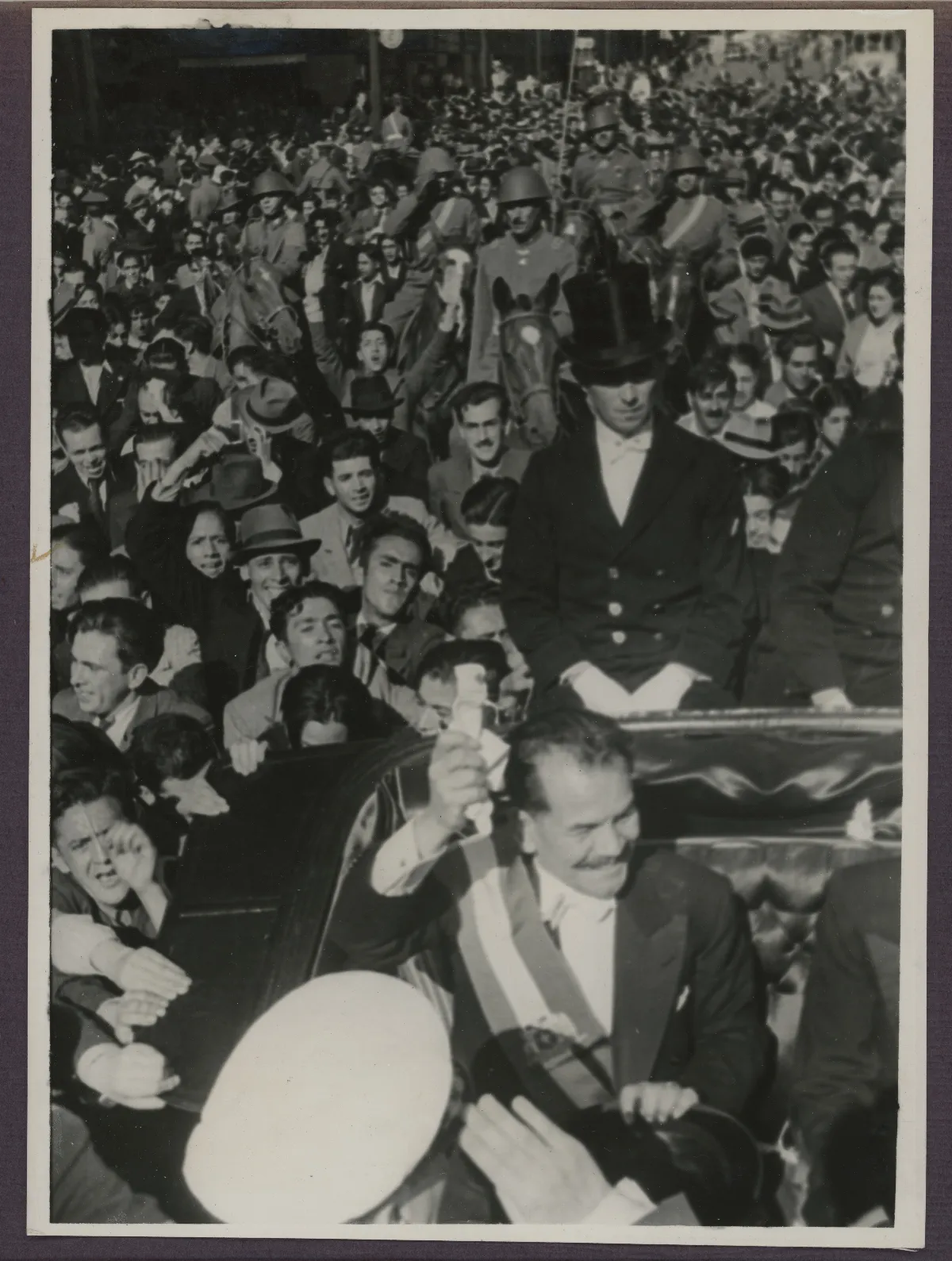 Pedro Aguirre Cerda saludando al pueblo el día que asumió la presidencia — Santiago — 1938 | Chile de Ayer