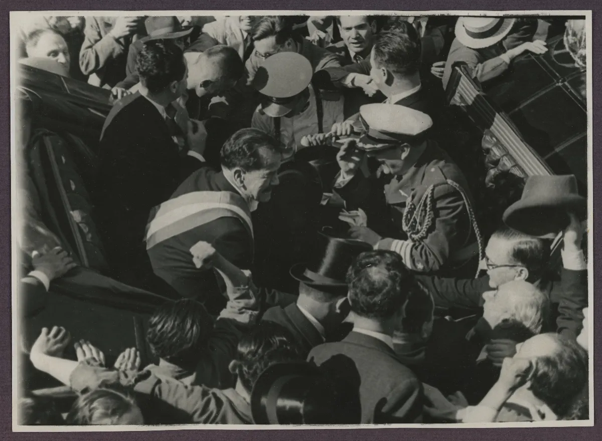 Pedro Aguirre Cerda saludando al pueblo el día que asumió la presidencia — Santiago — 1938 | Chile de Ayer