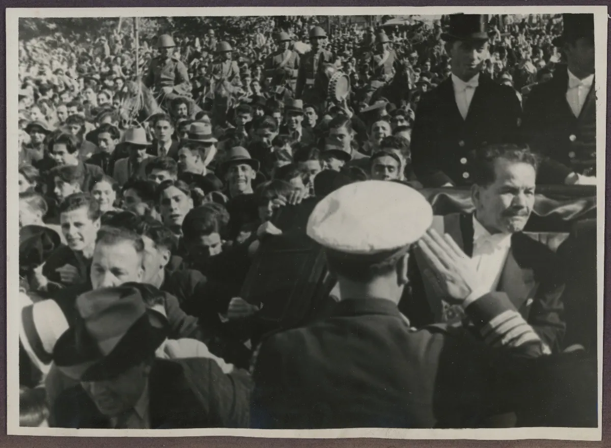 Saludo presidencial de Pedro Aguirre Cerda durante su asunción de mando — Santiago — 1938 | Chile de Ayer